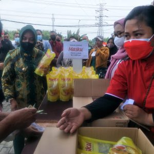 Kendalikan Harga Minya Goreng, Ning Ita Rutin Gelar Pasar Murah di Rest Area GG Kendalikan Harga Minya Goreng, Ning Ita Rutin Gelar Pasar Murah di Rest Area GG