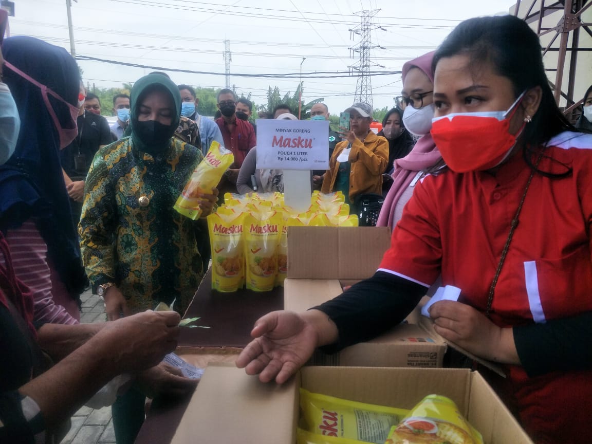 Kendalikan Harga Minya Goreng, Ning Ita Rutin Gelar Pasar Murah di Rest Area GG