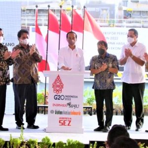 Jokowi Lepas Ekspor Perdana Smelter Grade Alumina Jokowi Lepas Ekspor Perdana Smelter Grade Alumina