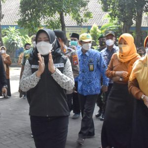 Tuntaskan Vaksinasi C-19 Bagi Anak Usia 6–11 Tahun Dinkes & Dispendik Kab. Mojokerto Blusukan ke SD & MI Tuntaskan Vaksinasi C-19 Bagi Anak Usia 6–11 Tahun Dinkes & Dispendik Kab. Mojokerto Blusukan ke SD & MI