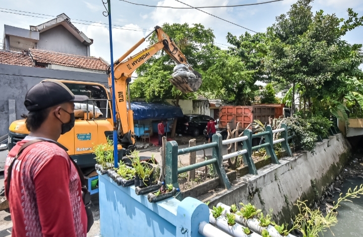 Cegah Banjir Perkampungan, Pemkot Keruk Sungai Srikana