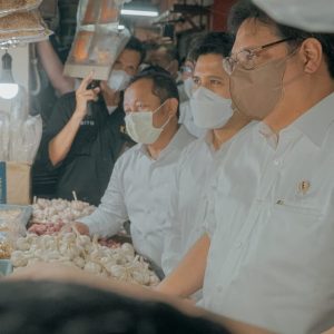 Blusukan di Pasar Wonokromo, Menko Airlangga Harapkan Pemprov Menjaga Kestabilan Harga Blusukan di Pasar Wonokromo, Menko Airlangga Harapkan Pemprov Menjaga Kestabilan Harga