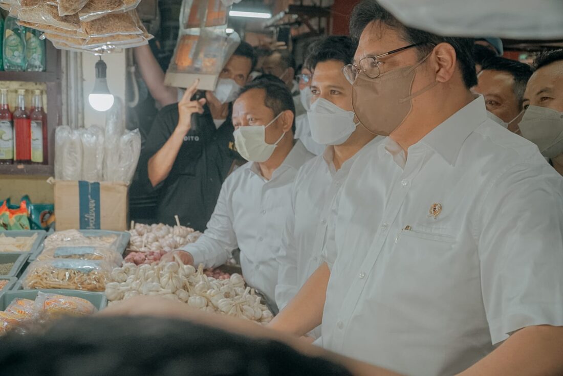 Blusukan di Pasar Wonokromo, Menko Airlangga Harapkan Pemprov Menjaga Kestabilan Harga