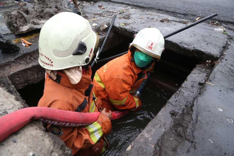 Dinas Pemadam Berperan Atasi Banjir Surabaya