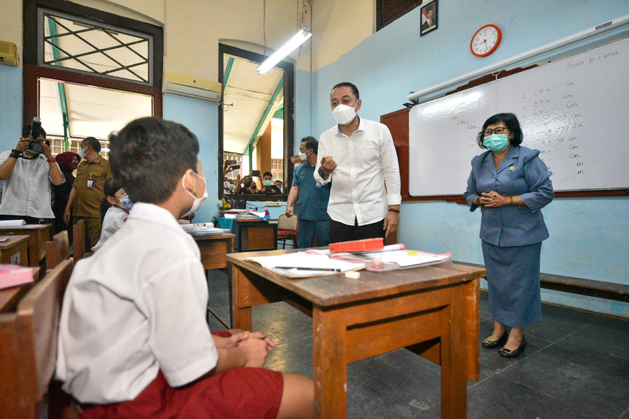 Ikut PTM, Siswa MBR Antusias dan Bahagia dengan Perlengakapan Sekolah Gratis
