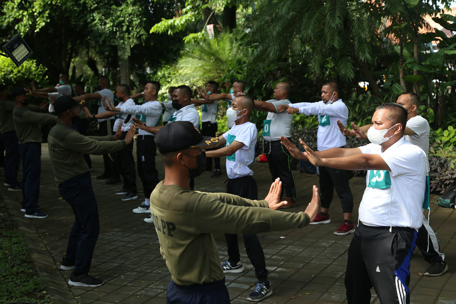 Staf Ketertiban Kelurahan se Surabaya Dilatih Satpol PP