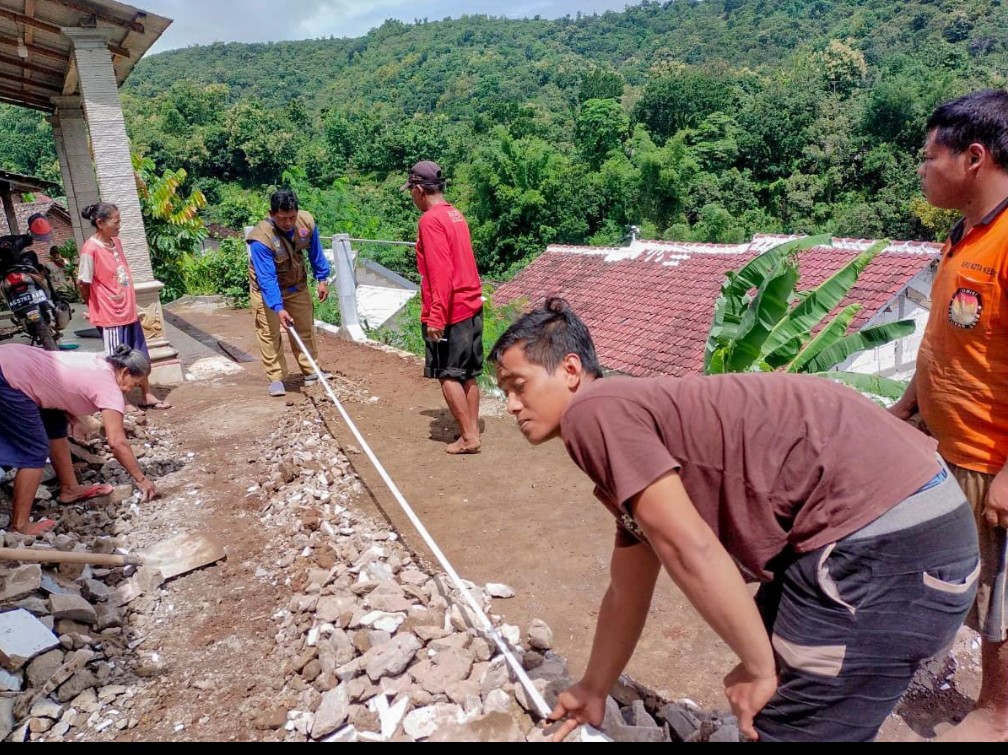 Tanah Retak di Halaman Rumah, Ancam Keselamatan Warga Kabupaten Kediri