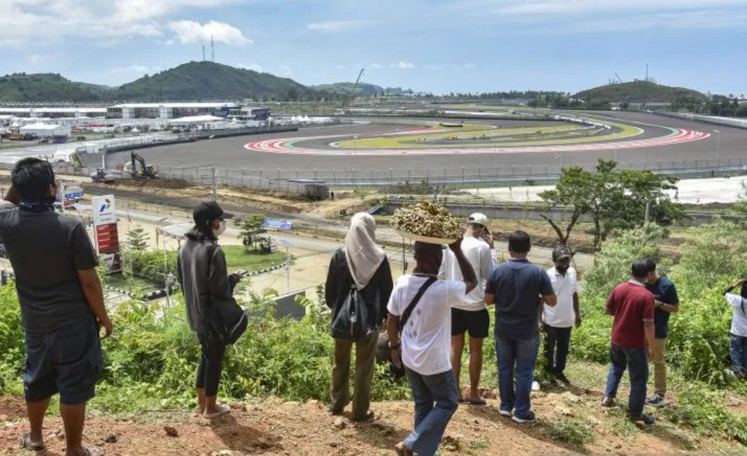 Antusiasme warga menonton tes pramusim MotoGP 2022 Antusiasme warga menonton tes pramusim MotoGP 2022