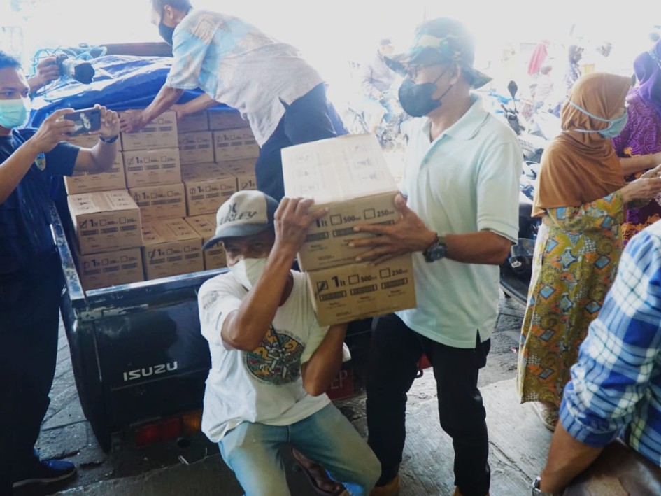 Rangsang Kontribusi Distributor, Bupati Kediri Gelontor Minyak Goreng Kesejumlah Pedagang