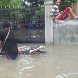 Pasca Hujan Selama 5 Jam, 3 Desa Dipasuruan Terendam Air Setinggi 1 Meter Pasca Hujan Selama 5 Jam, 3 Desa Dipasuruan Terendam Air Setinggi 1 Meter
