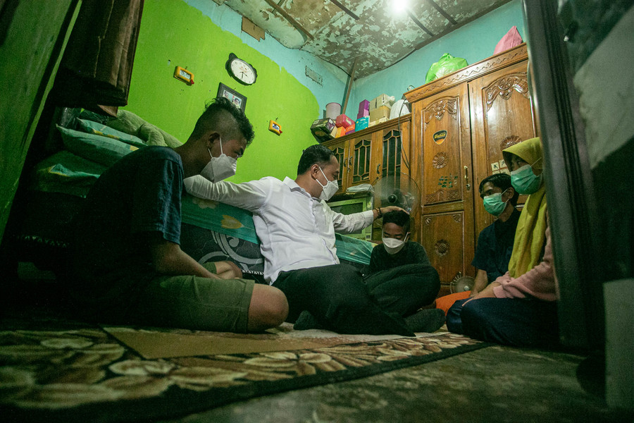 Eri Kunjungi Rumah Siswa SMPN 49 Korban Kekerasan Guru