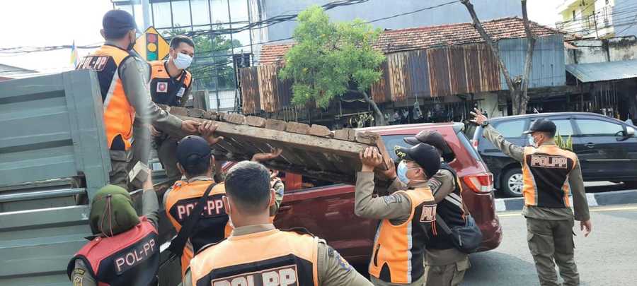 Satpol PP Tertibkan Pedagang Kawasan Gembong