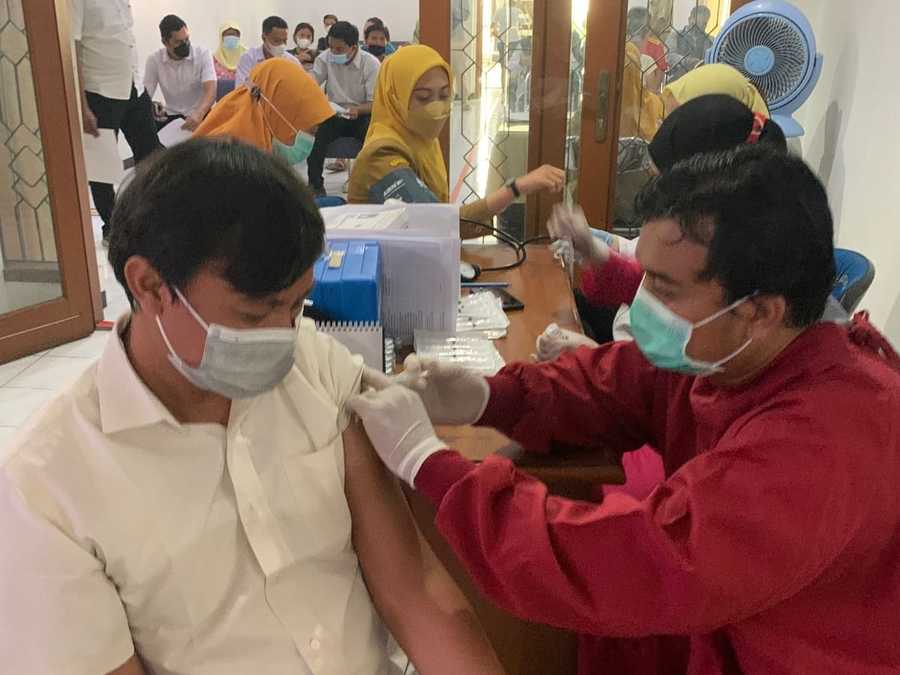 Vaksinasi Booster Sasar Kader Surabaya