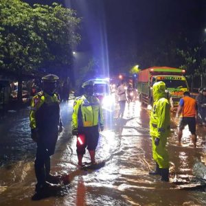 Banjir Rendam Jalan Raya Kraton, Lalin Macet 5 Jam Banjir Rendam Jalan Raya Kraton, Lalin Macet 5 Jam