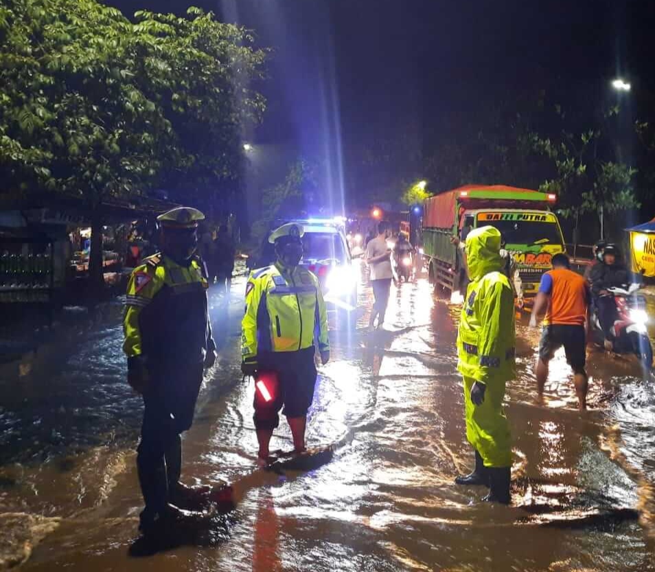 Banjir Rendam Jalan Raya Kraton, Lalin Macet 5 Jam