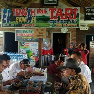 Kedai Es Tengah Sawah Kunjang Kabupaten Kediri Melegenda Sejak 1992 Kedai Es Tengah Sawah Kunjang Kabupaten Kediri Melegenda Sejak 1992