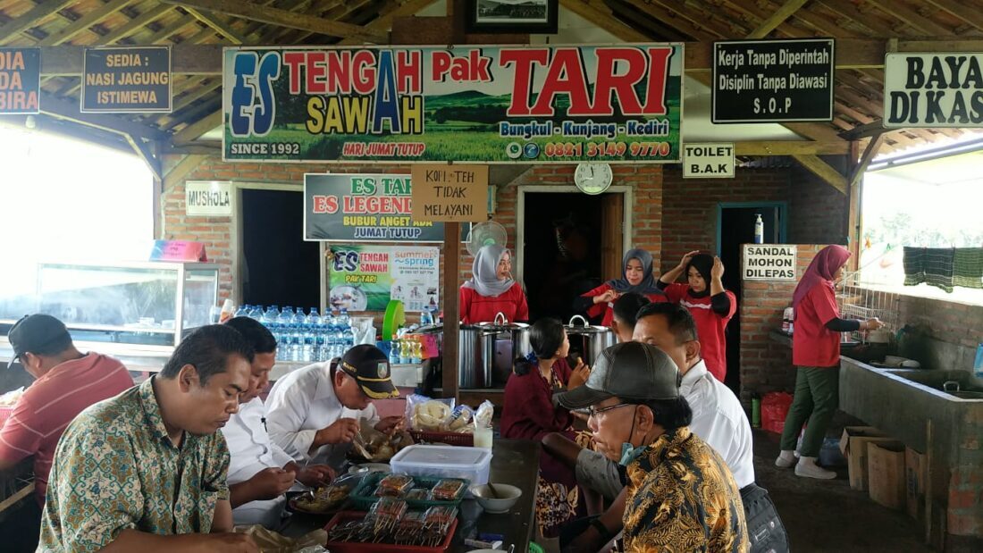 Kedai Es Tengah Sawah Kunjang Kabupaten Kediri Melegenda Sejak 1992