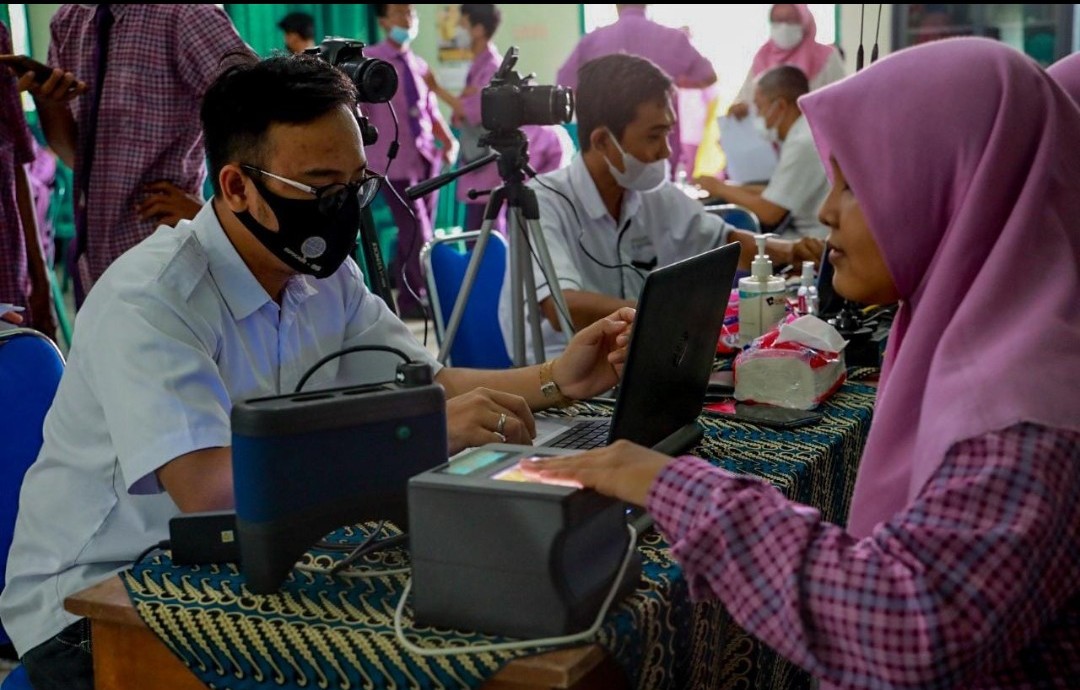 Dispendukcapil Rekam KTP-el Bagi 210 Murid SMAN 6 Kota Kediri