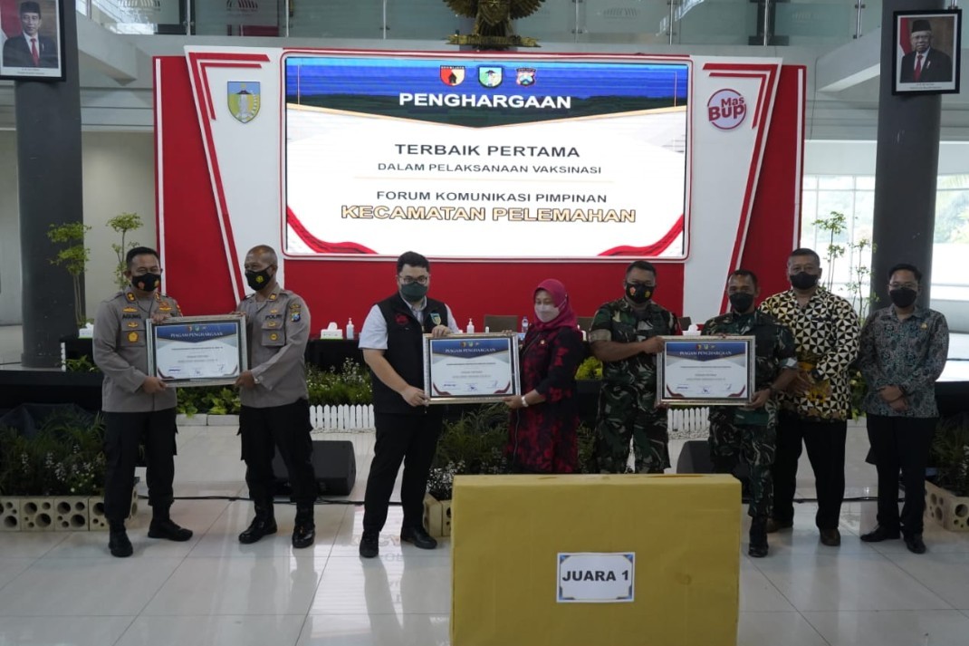 Bupati Kediri Serahkan Reward Bagi Kecamatan Tercepat Vaksinasi Covid-19