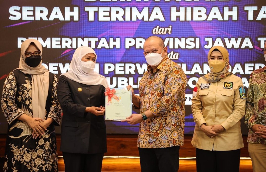 Ketua DPD RI: Bu Khofifah Memang Gubernur Gak Pake Lama