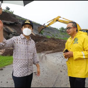 Wagub Emil Dardak Tinjau Kondisi Terkini Longsornya Tol Pandaan-Malang Wagub Emil Dardak Tinjau Kondisi Terkini Longsornya Tol Pandaan-Malang