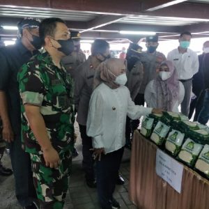 Ning Ita Giat Lakukan Operasi Pasar, Stabilkan Harga Sembako Jelang Ramadhan Ning Ita Giat Lakukan Operasi Pasar, Stabilkan Harga Sembako Jelang Ramadhan