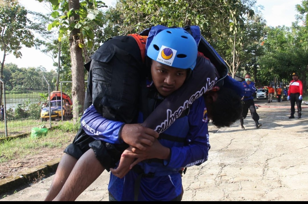 Tim Baret Rescue Garda Pemuda Nasdem Evakuasi Korban Bencana Lamongan