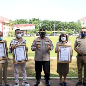 Kabidkum Polda NTT Kombes Pol. Halasan Roland Situmeang Terima Penghargaan
