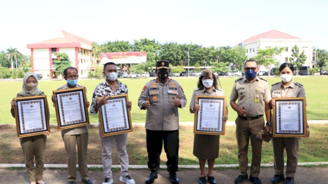 Kabidkum Polda NTT Kombes Pol. Halasan Roland Situmeang Terima Penghargaan