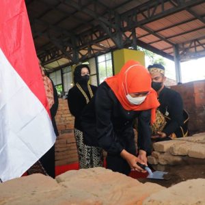 Kemah Bersama Presiden, Gubernur Bawa Air dan Tanah Kedaton Majapahit Kemah Bersama Presiden, Gubernur Bawa Air dan Tanah Kedaton Majapahit