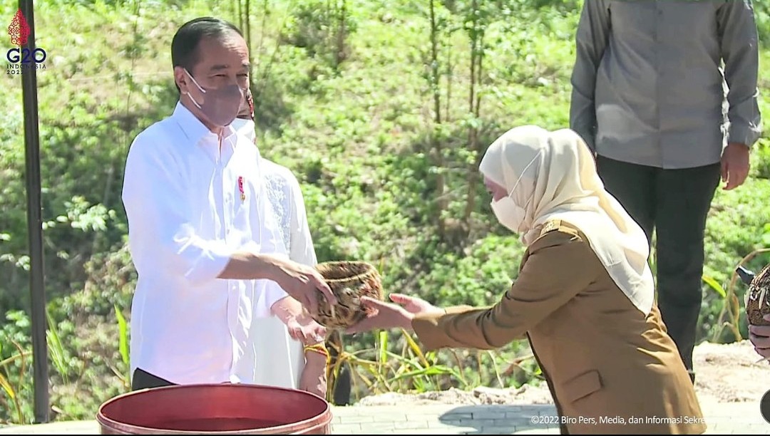 Gubernur Khofifah Satukan Tanah dan Air dari Bumi Majapahit di Kendi Nusantara