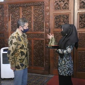 Bupati Ikfina Persilahkan Konjen Jepang Investasi Perusahaan di Mojokerto Bupati Ikfina Persilahkan Konjen Jepang Investasi Perusahaan di Mojokerto