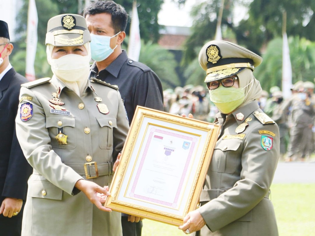 Gubernur Khofifah Raih Penghargaan Karya Bhakti Satpol PP dari Mendagri
