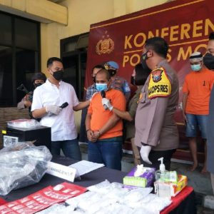 Polres Mojokerto Ringkus Pencuri Toko Sumber Abadi, Rp. 140 Juta Ludes Untuk Judi Sabung Ayam Polres Mojokerto Ringkus Pencuri Toko Sumber Abadi, Rp. 140 Juta Ludes Untuk Judi Sabung Ayam