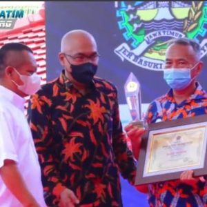 Awards Tokoh Pers Daerah untuk Anwar Hudijono Awards Tokoh Pers Daerah untuk Anwar Hudijono