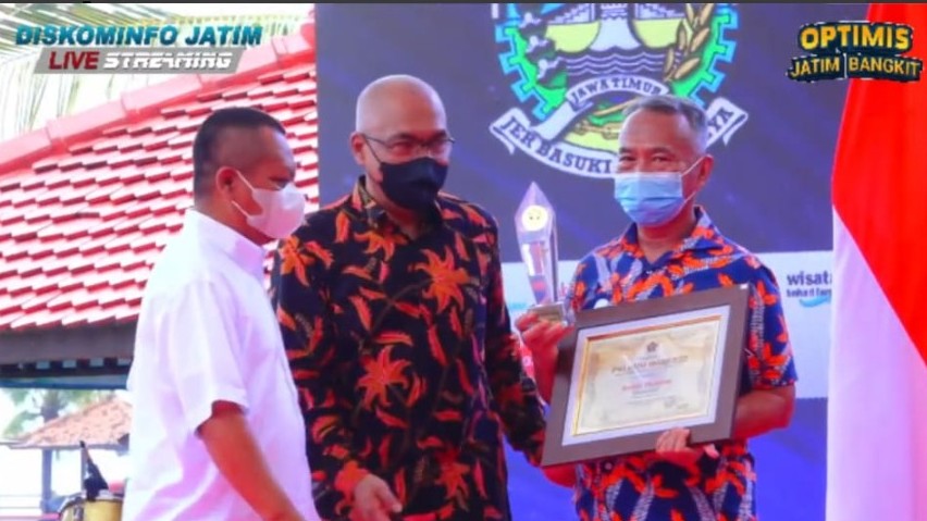 Awards Tokoh Pers Daerah untuk Anwar Hudijono