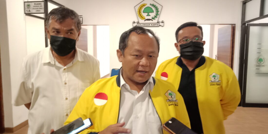 Gratis, Golkar Jatim Bagikan 5000 Minyak Goreng Kepada Pedagang Gorengan Di Surabaya