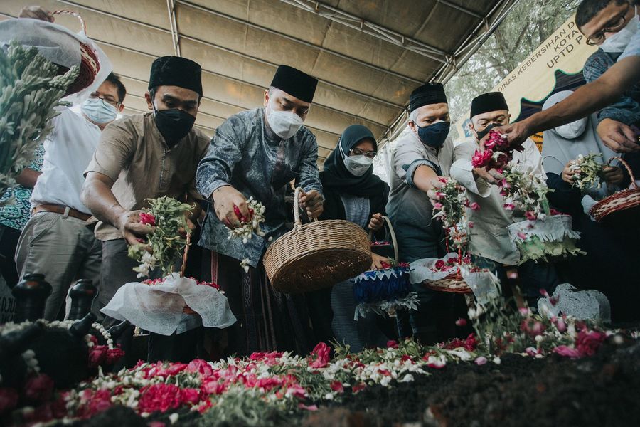 Keluarga Besar Wali Kota Eri Cahyadi Berduka