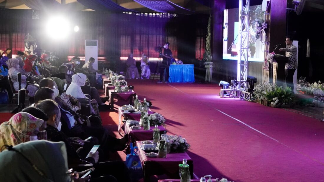 Hadiri Wisuda Sarjana UNIM, Wagub Emil: Jangan Gengsi Ambil Peluang