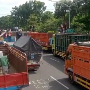 Puluhan Sopir Truk Pasuruan, Gelar Aksi Serentak Puluhan Sopir Truk Pasuruan, Gelar Aksi Serentak
