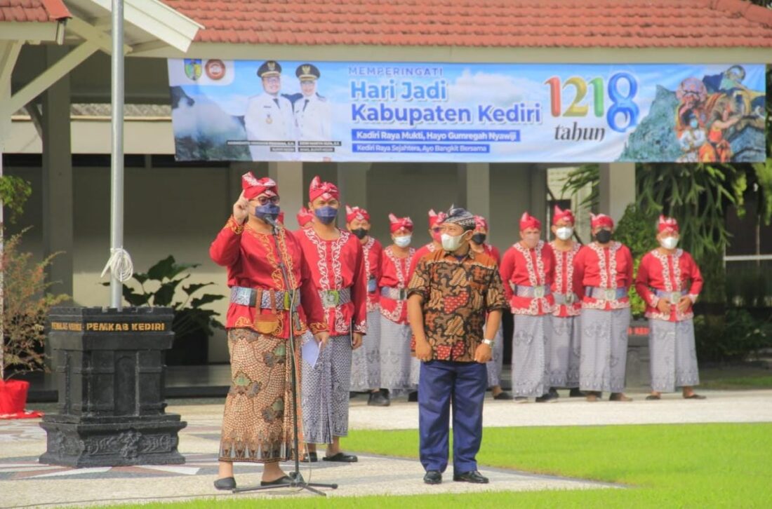Pimpin Apel Hari Jadi Kediri Ke-1218, Bupati Beri Tantangan Peserta Pakai Udeng Khas