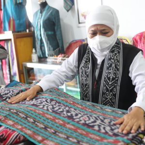 Gubernur Usulkan Tenun Ikat dan Kain Songket Parengan Sebagai Desa Devisa Gubernur Usulkan Tenun Ikat dan Kain Songket Parengan Sebagai Desa Devisa