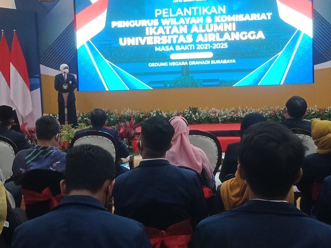 Gubernur Lantik Pengurus Wilayah dan Komisariat IKA UNAIR  
