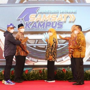 Tahap Awal 75 PT di Jatim, Khofifah Luncurkan Layanan Samsat Kampus