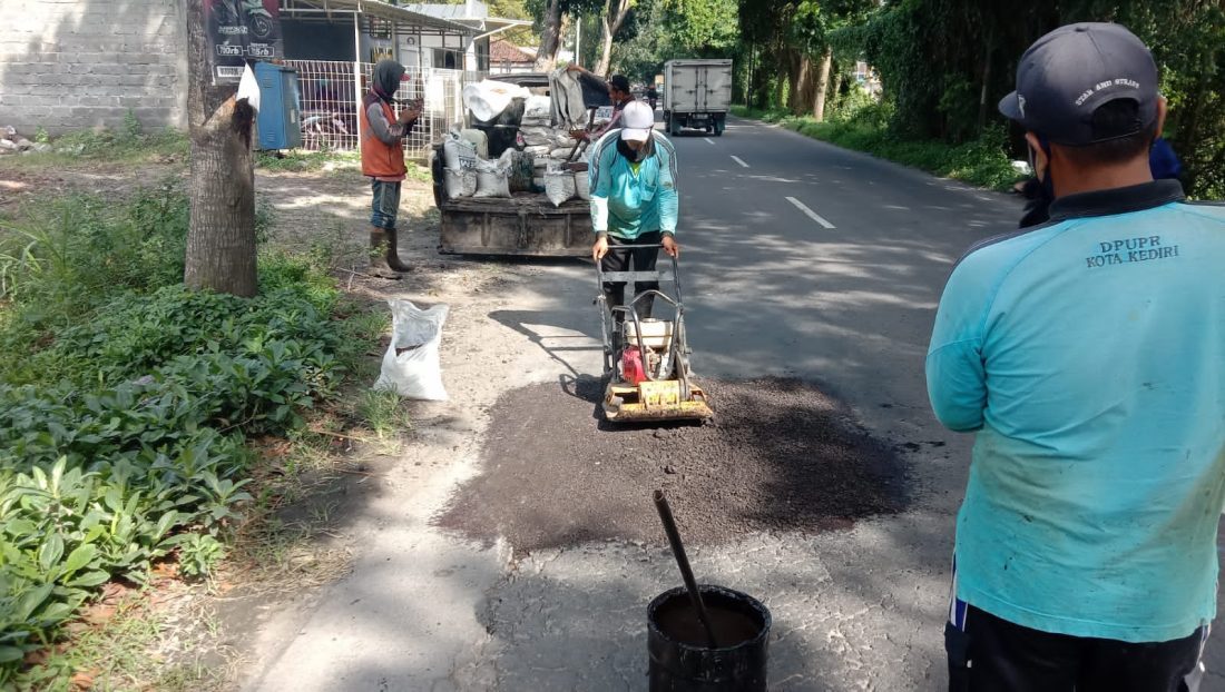 Sambut Lebaran 2022, Pemkot Kediri Kebut Perbaikan Jalan