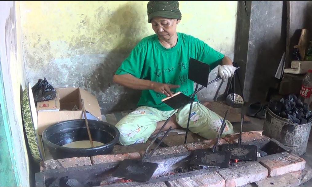 Produsen Opak Gambir Kebanjiran Pesanan