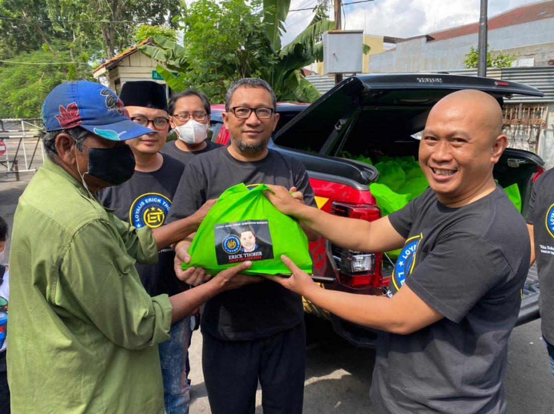 Relawan Erick Thohir di Surabaya Bagikan Sembako Untuk Tukang Becak & Ojol