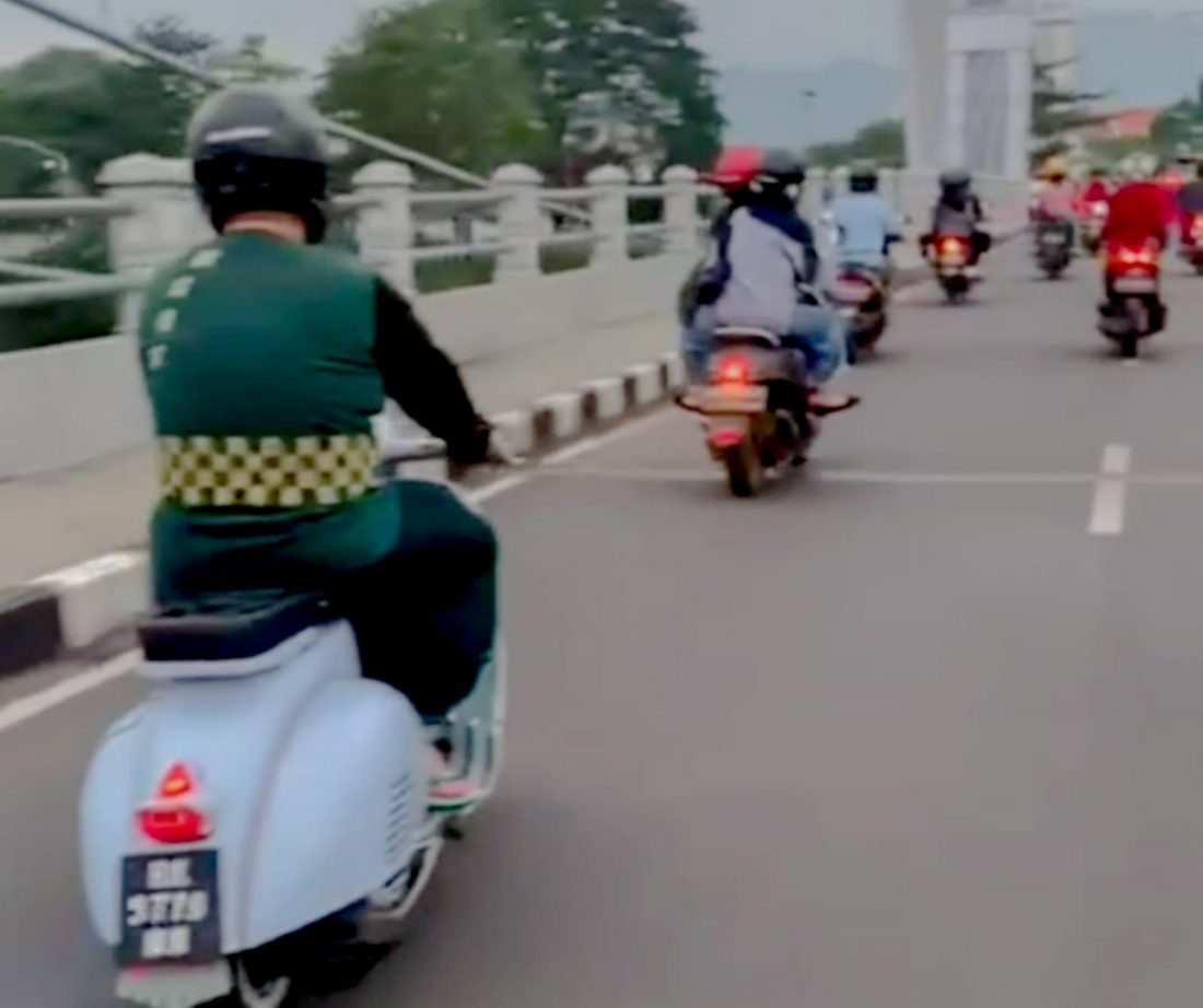 Lelaki Bersarung, Naik Vespa ,Sandal Jepitan ini Ternyata Kapolres Kediri Kota