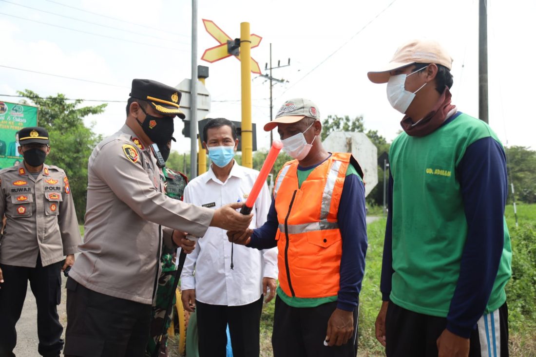 Kapolres Serahkan Zakat Fitrah Anggota Polres Magetan Kepada Masyarakat