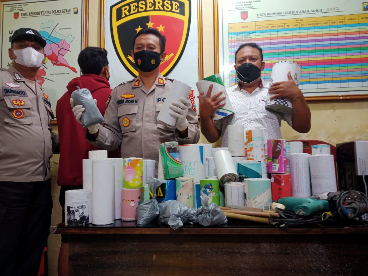 Polsek Gurah Polres Kediri Sita Ratusan Selongsong Petasan Berbagai Ukuran